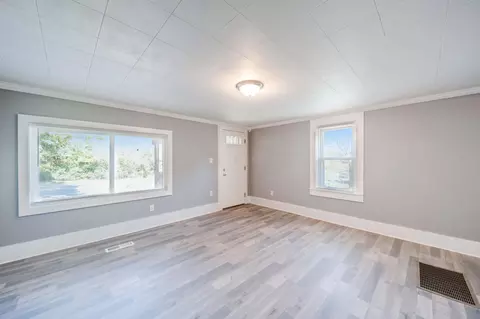 Living - 1629 E Home Rd, Springfield, OH 45503 photo 2 of 8