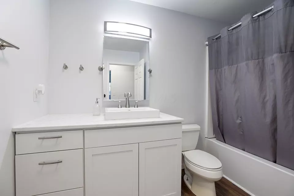 Bath - 3359 Latonia Rd, Columbus, OH 43232 photo 1 of 2