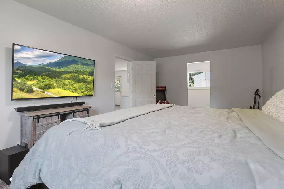 Bedroom - 3359 Latonia Rd, Columbus, OH 43232 photo 3 of 11