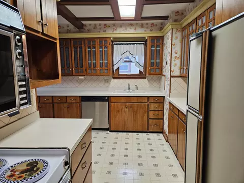 Kitchen - 2323 Beatrice St, Springfield, OH 45503 photo 2 of 4