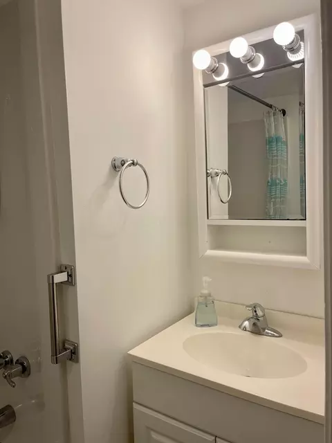 Bath - 303 Eagle Ave, Lancaster, OH 43130 photo 2 of 3