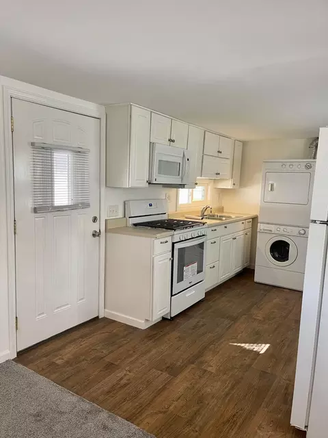 Kitchen - 303 Eagle Ave, Lancaster, OH 43130 photo 2 of 3