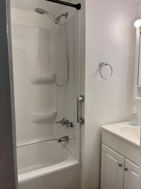 Bath - 303 Eagle Ave, Lancaster, OH 43130 photo 1 of 3