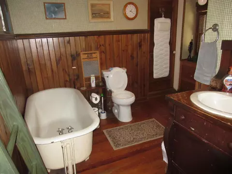 Bath - 4061 Tavener Rd SE, Heath, OH 43056 photo 1 of 5