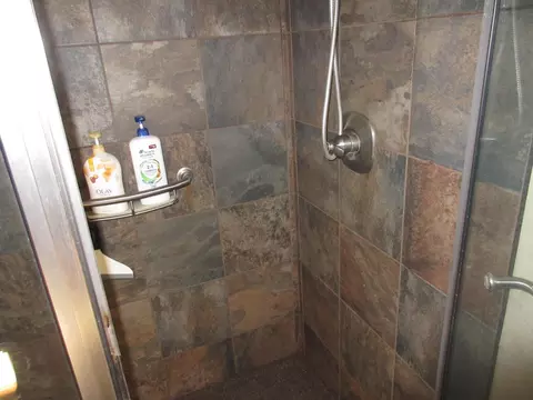 Bath - 4061 Tavener Rd SE, Heath, OH 43056 photo 2 of 5