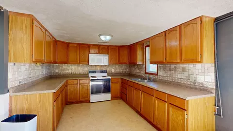Kitchen - 21042 State Route 104, Circleville, OH 43113 photo 1 of 2