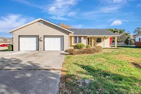 1607 Doaks Ln, Zanesville, OH 43701