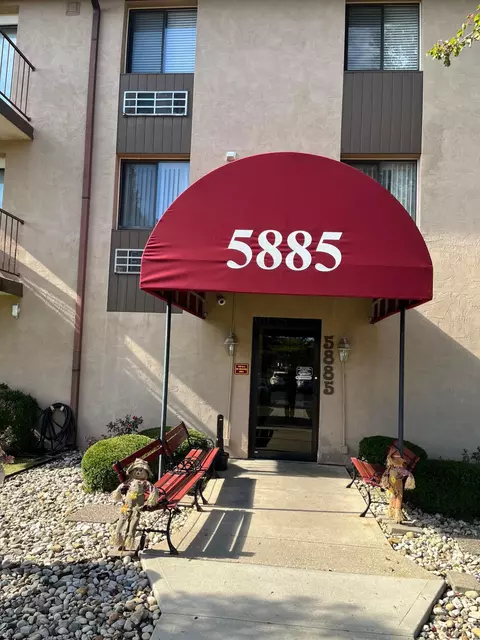 5885 Beechcroft Rd #104, Columbus, OH 43229