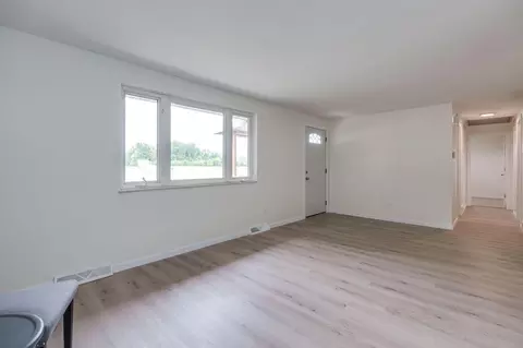 Living - 1251 Student Ave, Springfield, OH 45503 photo 4 of 7
