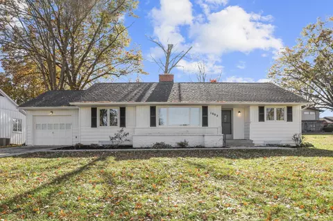 1002 Lakeshore Dr W, Hebron, OH 43025