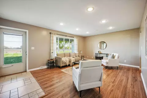 Living - 2573 Ryan Rd, Heath, OH 43056 photo 2 of 5