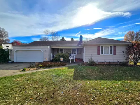 1621 Sleepy Hollow Dr, Coshocton, OH 43812