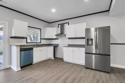 Kitchen - 686 S Everett Ave, Columbus, OH 43213 photo 1 of 3