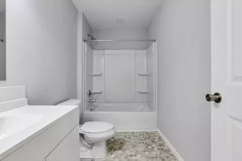 Bath - 686 S Everett Ave, Columbus, OH 43213 photo 2 of 4