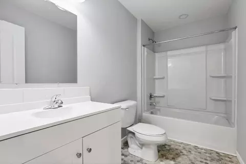 Bath - 686 S Everett Ave, Columbus, OH 43213 photo 1 of 4