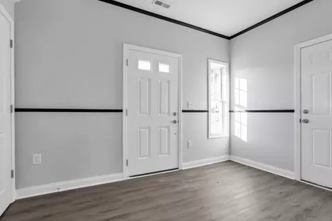 Entry Way - 686 S Everett Ave, Columbus, OH 43213 photo 1 of 8