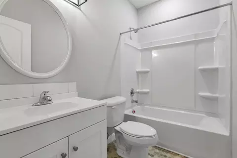 Bath - 686 S Everett Ave, Columbus, OH 43213 photo 3 of 4