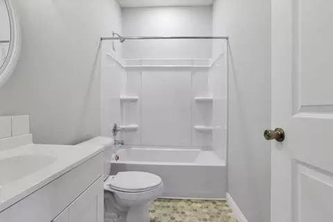 Bath - 686 S Everett Ave, Columbus, OH 43213 photo 4 of 4
