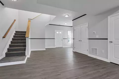 Entry Way - 686 S Everett Ave, Columbus, OH 43213 photo 3 of 8