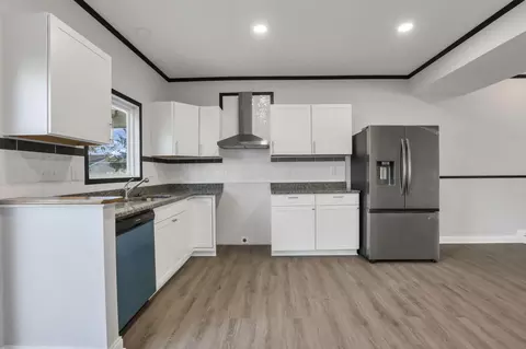 Kitchen - 686 S Everett Ave, Columbus, OH 43213 photo 2 of 3