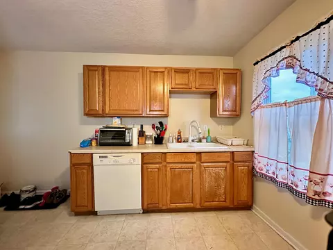 Kitchen - 286 Everett Ave, Newark, OH 43055 photo 2 of 3