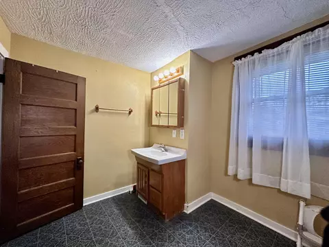 Bath - 286 Everett Ave, Newark, OH 43055 photo 1 of 1