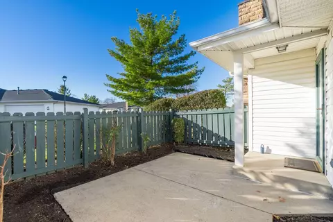 2430 Crystal Springs Dr, Hilliard, OH 43026
