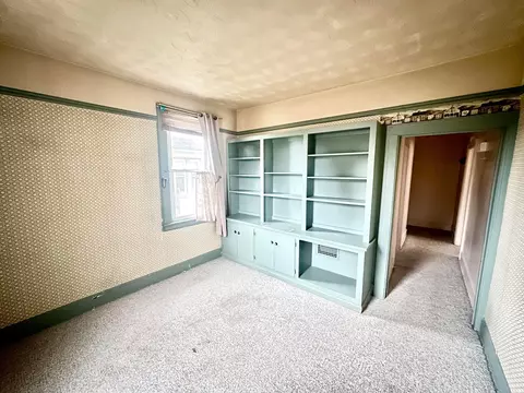 Bedroom - 1048 E 5th Ave, Lancaster, OH 43130 photo 3 of 10