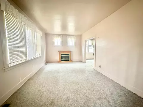 Living - 1048 E 5th Ave, Lancaster, OH 43130 photo 3 of 4