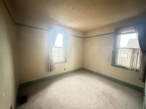 Bedroom - 1048 E 5th Ave, Lancaster, OH 43130 photo 2 of 10