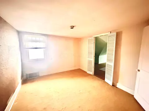 Bedroom - 1048 E 5th Ave, Lancaster, OH 43130 photo 6 of 10