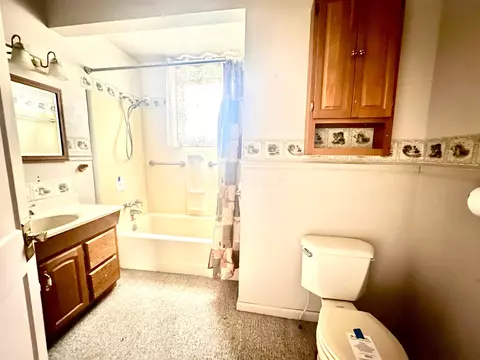 Bath - 1048 E 5th Ave, Lancaster, OH 43130 photo 2 of 3