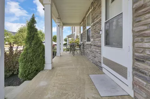 Exterior - 575 Willow Grove Dr, Delaware, OH 43015 photo 7 of 21