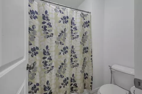 Bath - 575 Willow Grove Dr, Delaware, OH 43015 photo 6 of 10