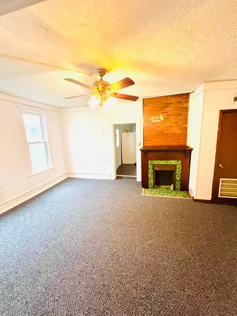 Living - 331 S Maple St, Lancaster, OH 43130 photo 2 of 4