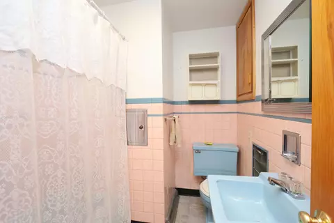 Bath - 1251 E Walker Ave, Mansfield, OH 44905 photo 2 of 3