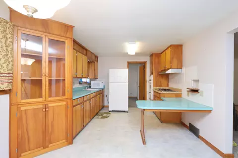 Kitchen - 1251 E Walker Ave, Mansfield, OH 44905 photo 2 of 3