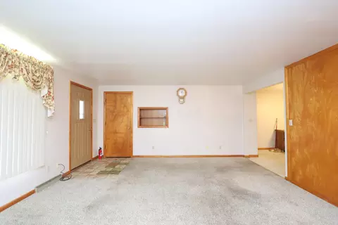 Living - 1251 E Walker Ave, Mansfield, OH 44905 photo 2 of 4