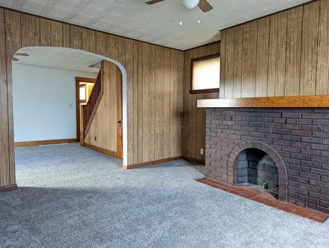 Living - 1723 Warder St, Springfield, OH 45503 photo 2 of 8