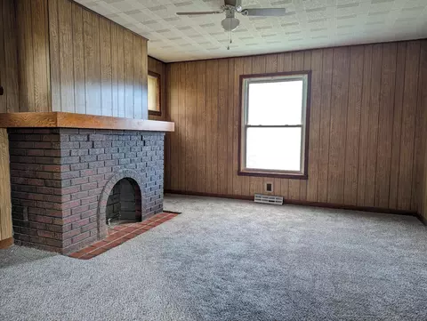 Living - 1723 Warder St, Springfield, OH 45503 photo 4 of 8