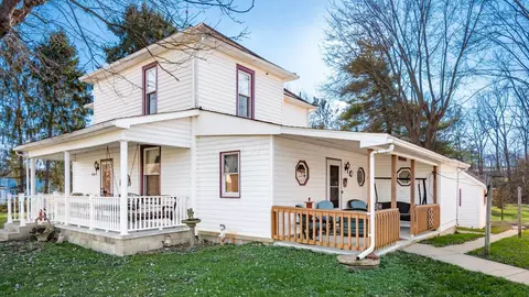 5955 Foxfire Dr, Zanesville, OH 43701