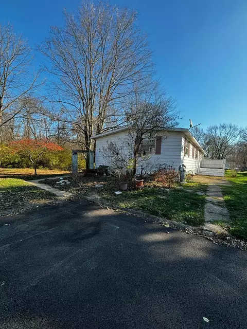 266 Locust Dr, London, OH 43140