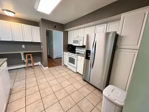 Kitchen - 1739 Winding Trl, Springfield, OH 45503 photo 6 of 7