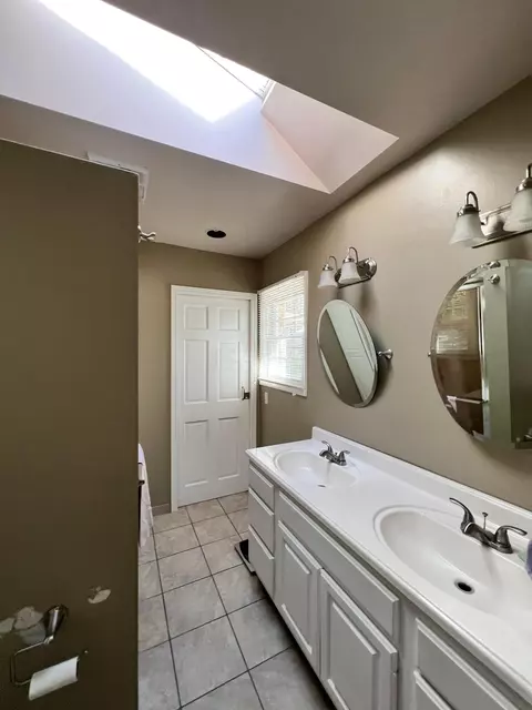 Bath - 1739 Winding Trl, Springfield, OH 45503 photo 4 of 4