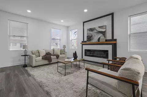 Living - 655 E Kossuth St, Columbus, OH 43206 photo 2 of 4