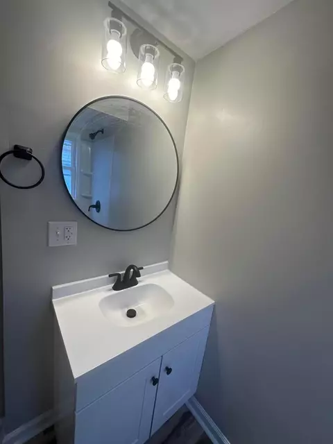 Bath - 303 Watt St, Circleville, OH 43113 photo 2 of 4