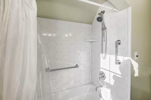 Bath - 260 W Harding Rd, Springfield, OH 45504 photo 4 of 6