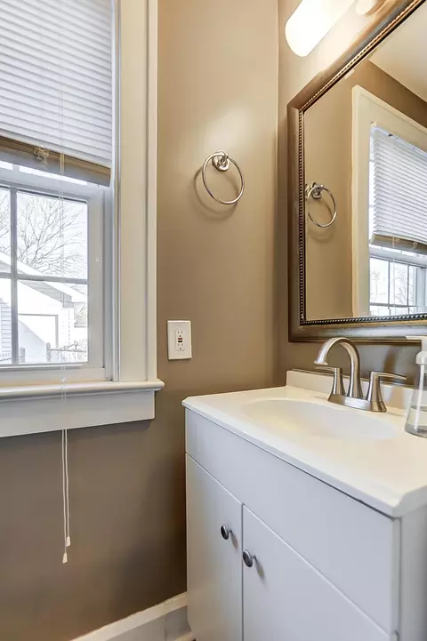 Bath - 260 W Harding Rd, Springfield, OH 45504 photo 2 of 6