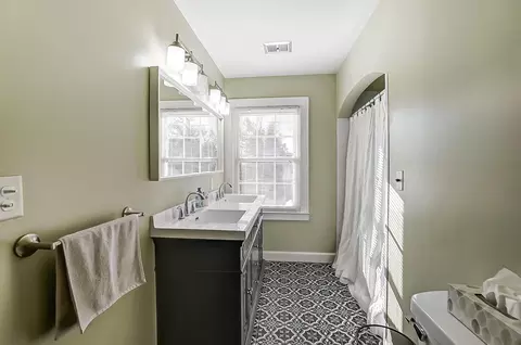 Bath - 260 W Harding Rd, Springfield, OH 45504 photo 3 of 6