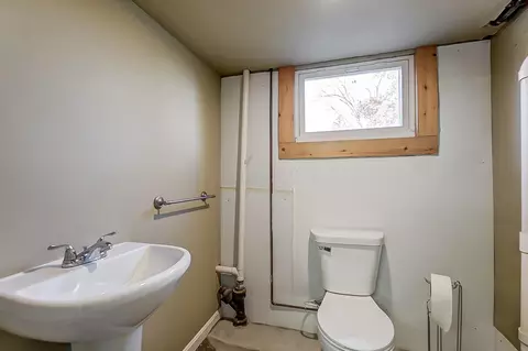 Bath - 260 W Harding Rd, Springfield, OH 45504 photo 6 of 6